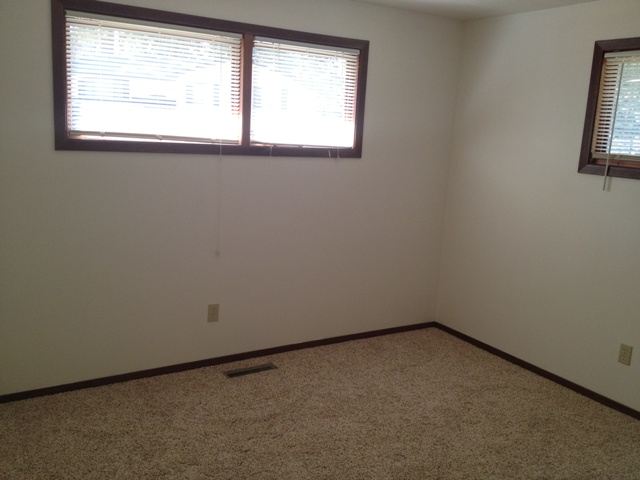 5565 N Greenwood Blvd - Photo 4