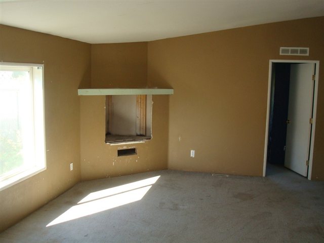 124 S Walker St - Photo 4