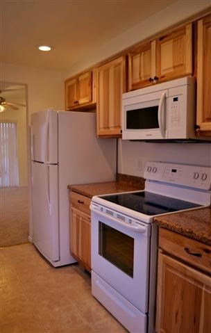 2626 W Everett Ave - Photo 3