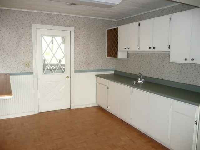 460 NE Jump St - Photo 3