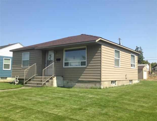 4004 N Maple St - Photo 1