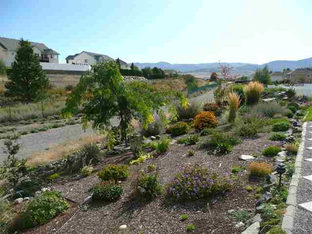 18007 E 11th Ave - Photo 2