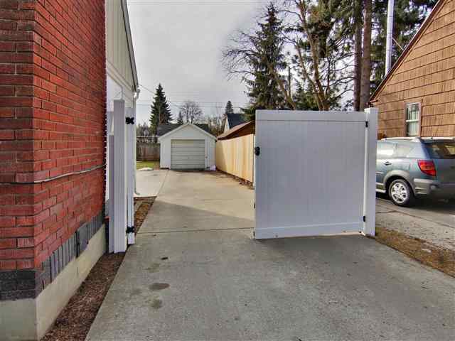 922 E 40th Ave - Photo 18