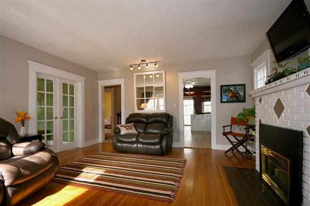 1121 E 32nd Ave - Photo 3