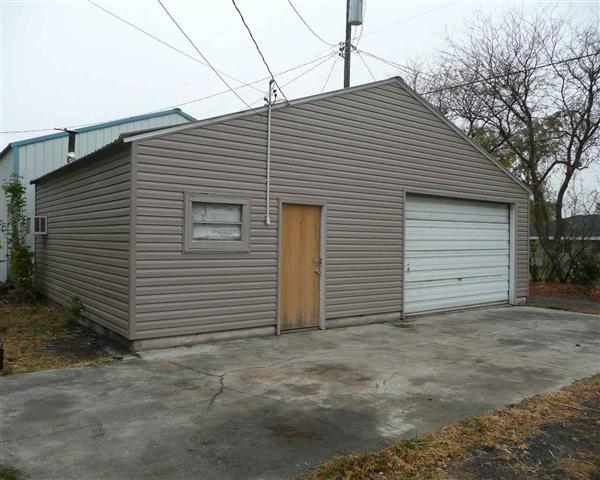 404 W 3rd St - Photo 3