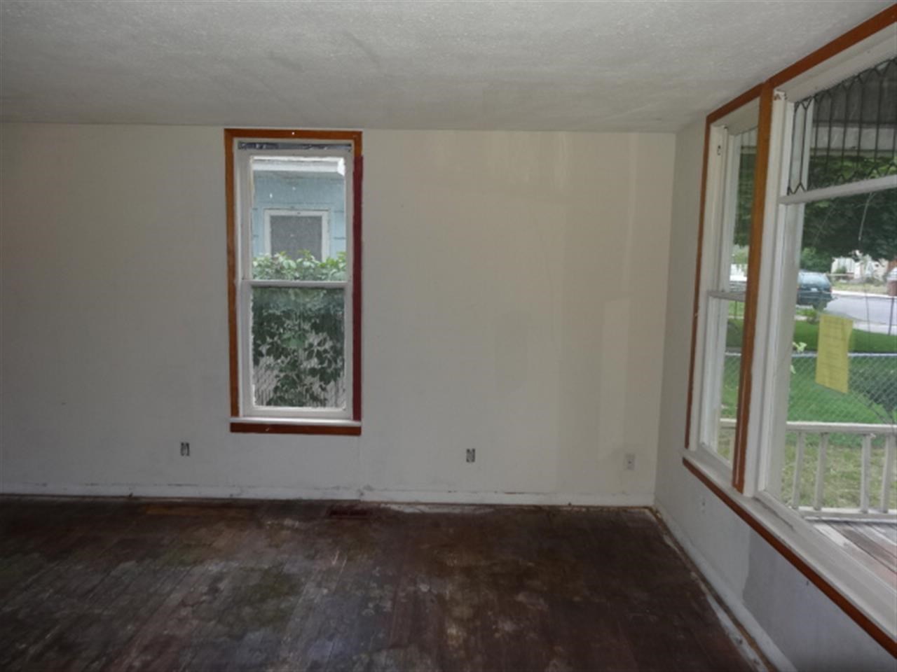 2020 E Courtland Ave - Photo 4