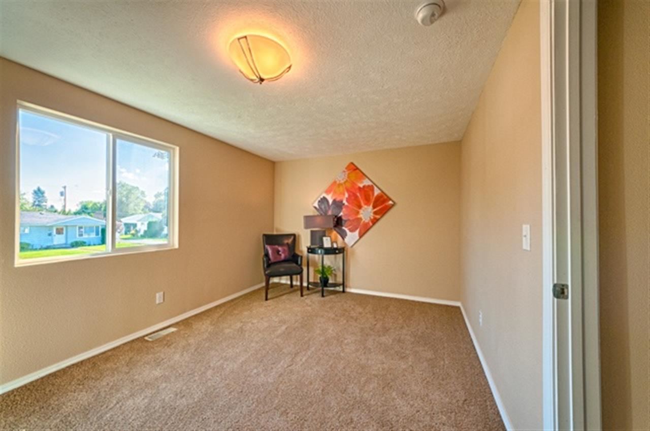 709 E LYONS - Photo 8