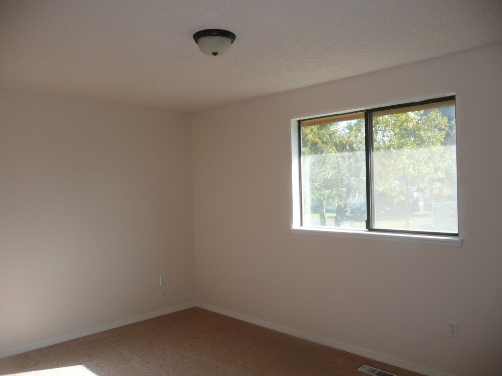 521 E 2nd St - Photo 6