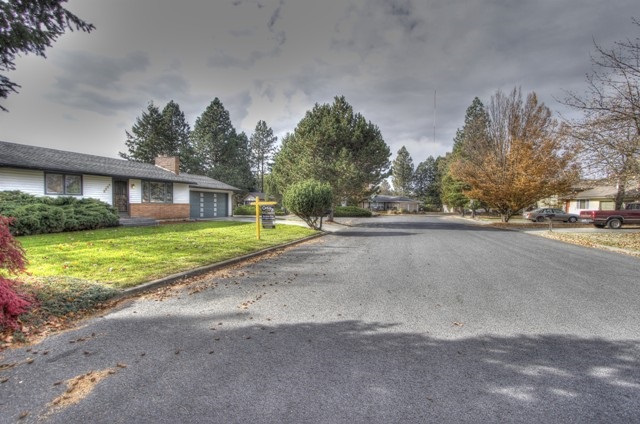 2304 E 61st Ave - Photo 2