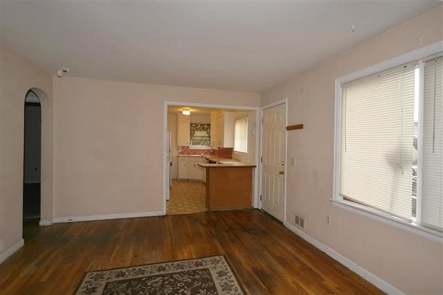 2105 W Maxwell Ave - Photo 3