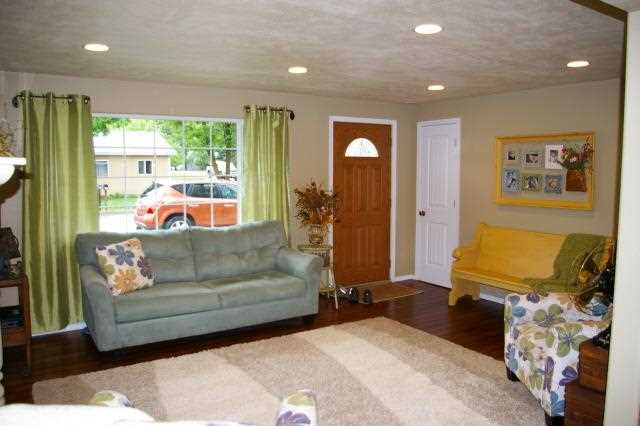 901 W Spruce St - Photo 3