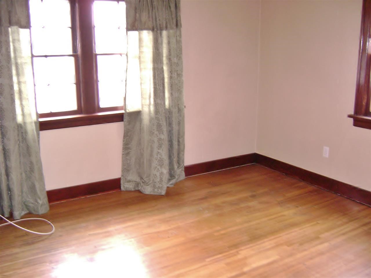 318 E Wellesley - Photo 4