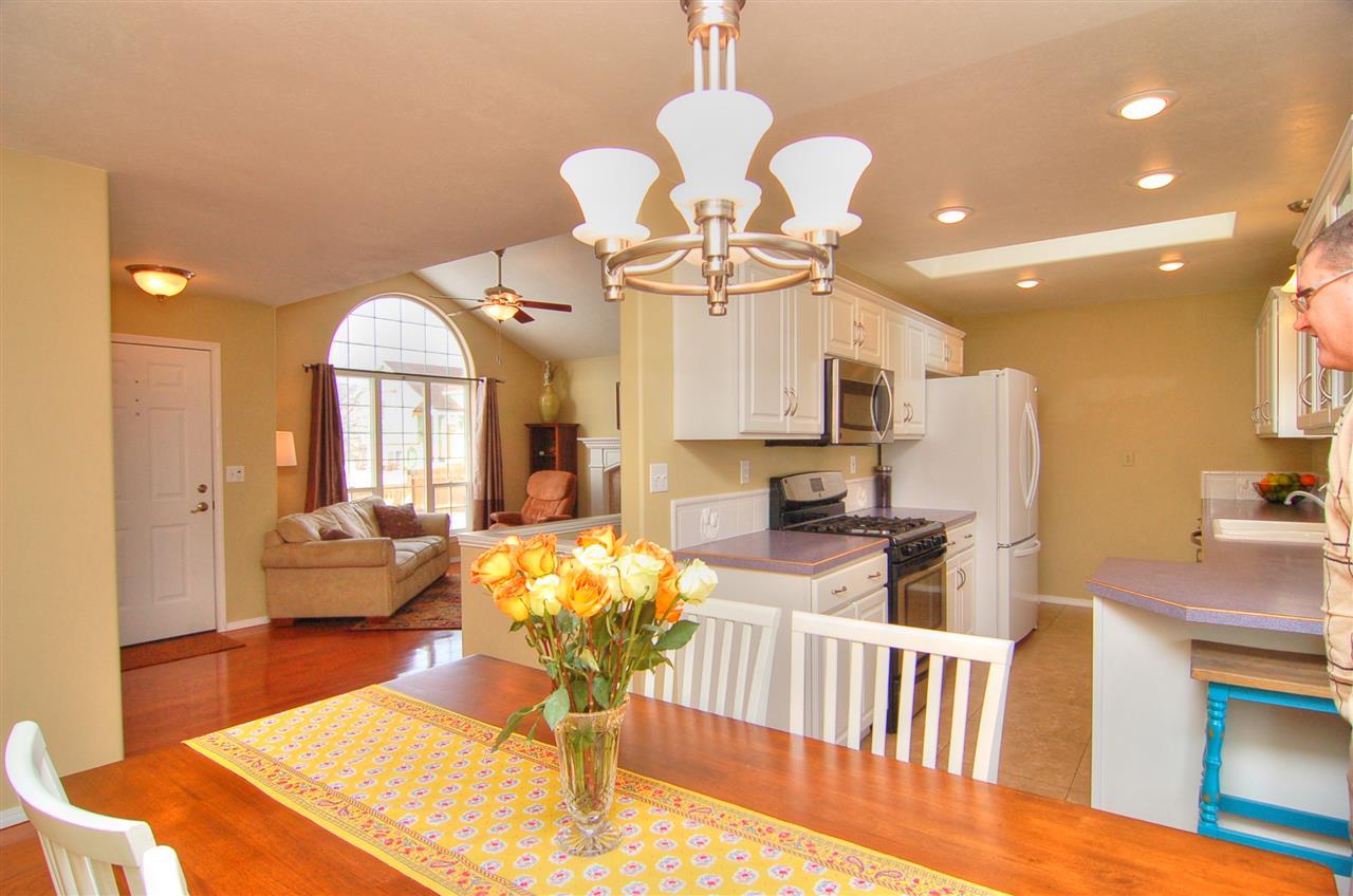 519 E Pine Needle Ave - Photo 4