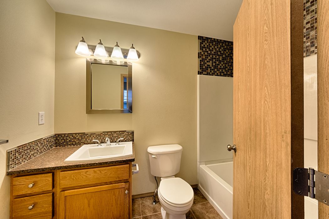 1646 W WILSON St - Photo 11