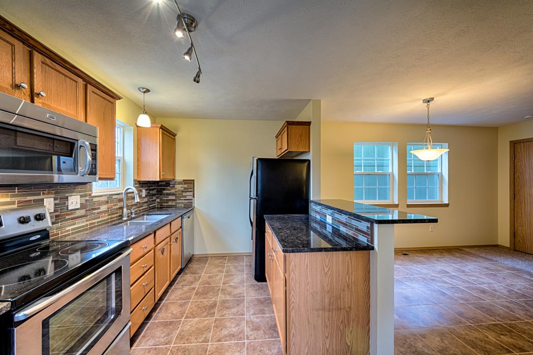 1646 W WILSON St - Photo 7