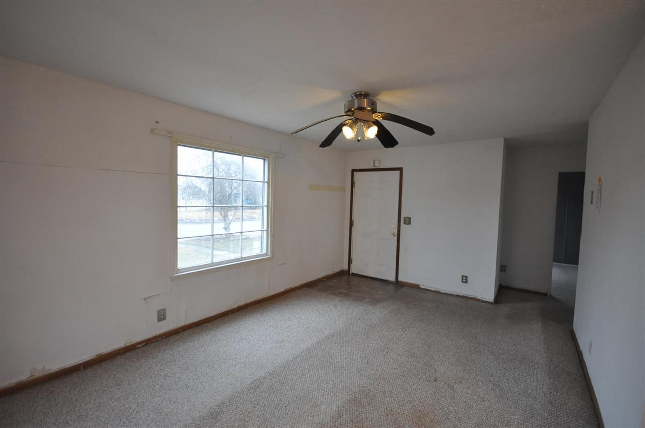 504 E Elm St - Photo 3