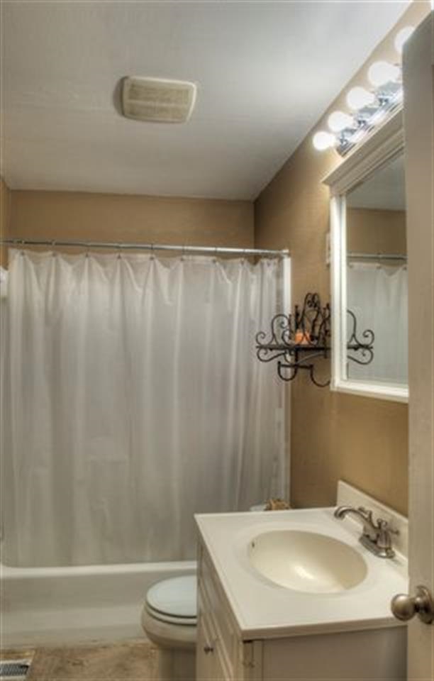 5808 N Greenwood Blvd - Photo 9