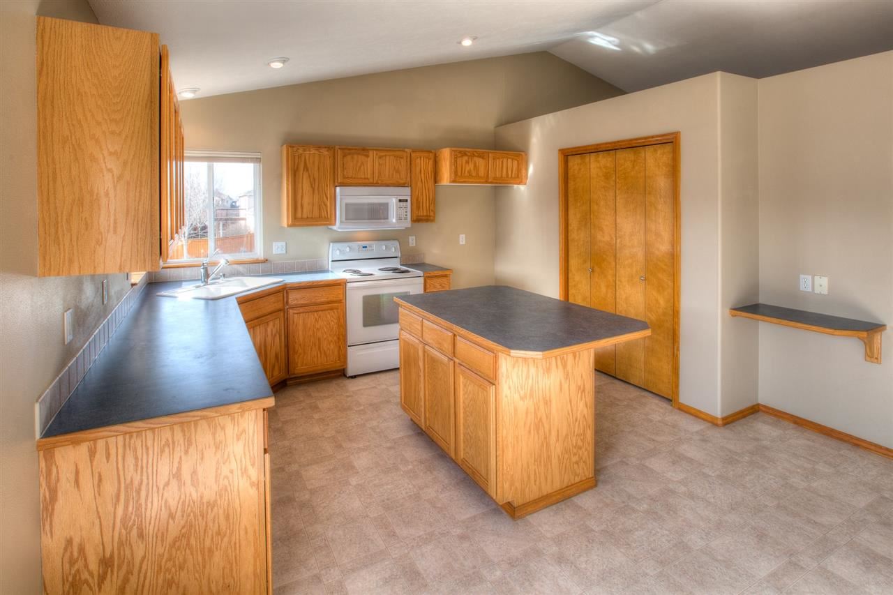 18318 E 9th Ave - Photo 4