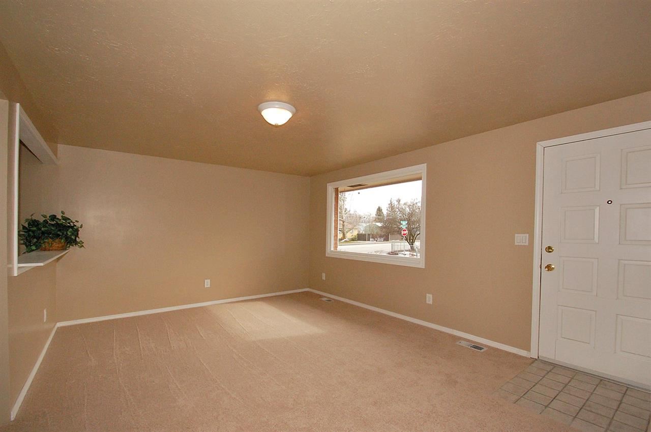 2023 E Bismark Ave - Photo 3