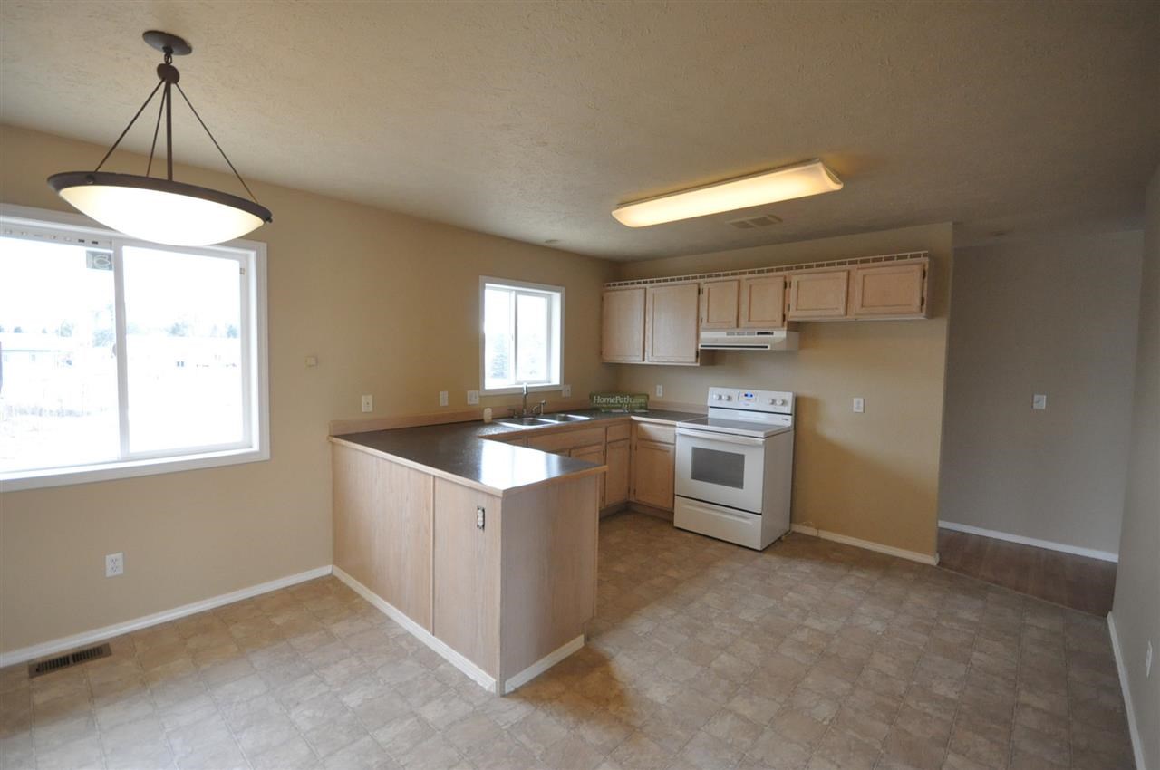 1412 E 4TH St - Photo 8
