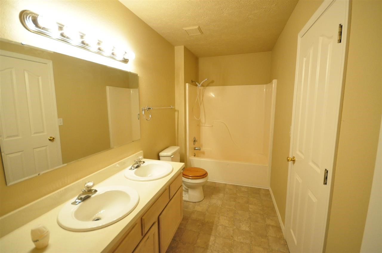 1412 E 4TH St - Photo 9