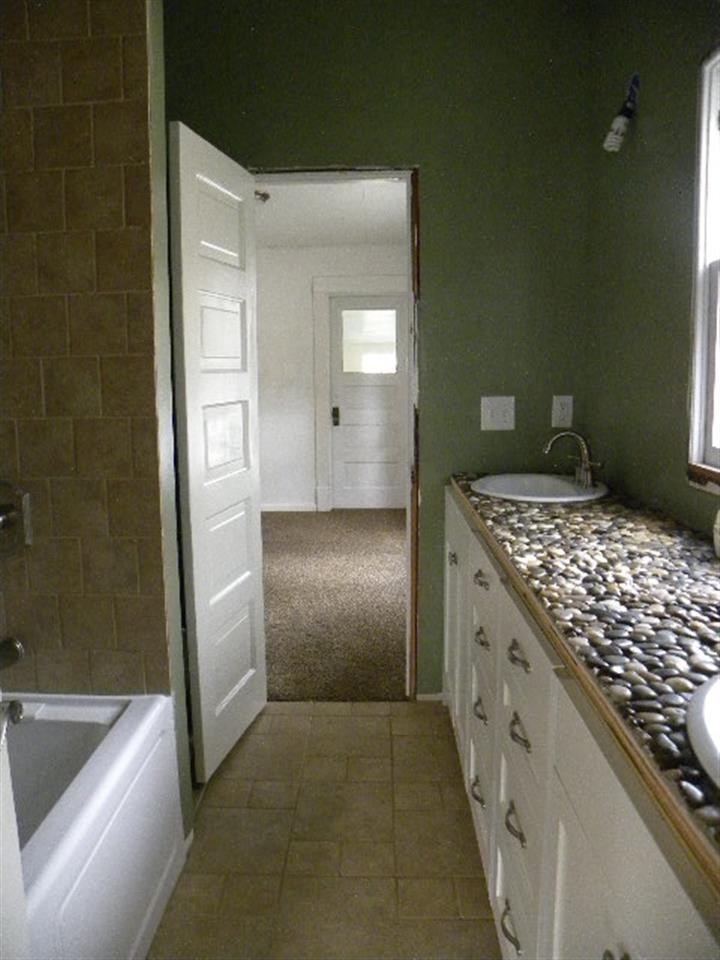 1227 E 16TH - Photo 4