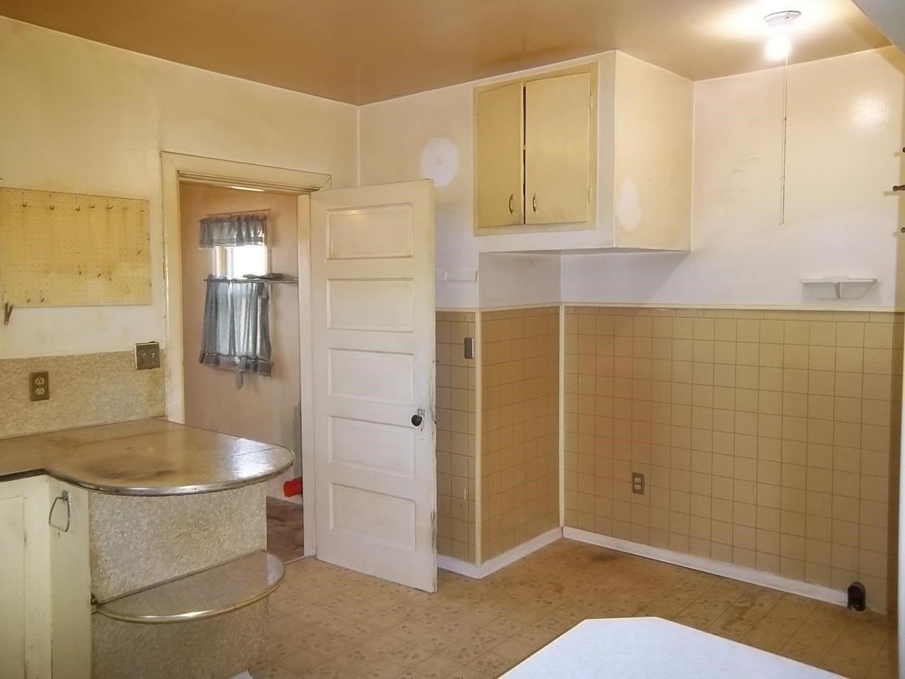 18123 E Montgomery Ave - Photo 2