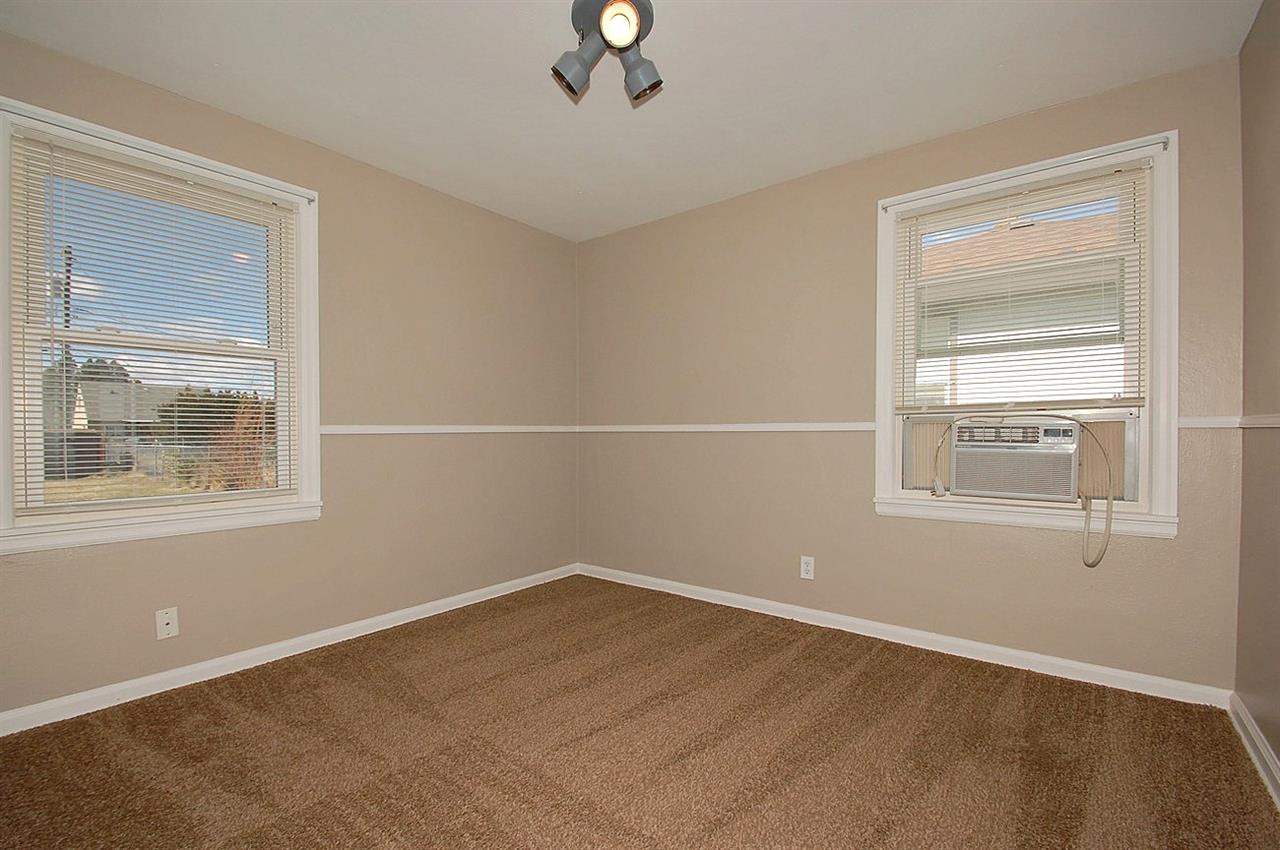 5821 N Hemlock St - Photo 10