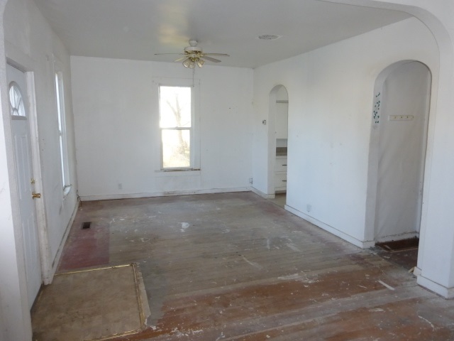 305 W Rednour Street - Photo 8