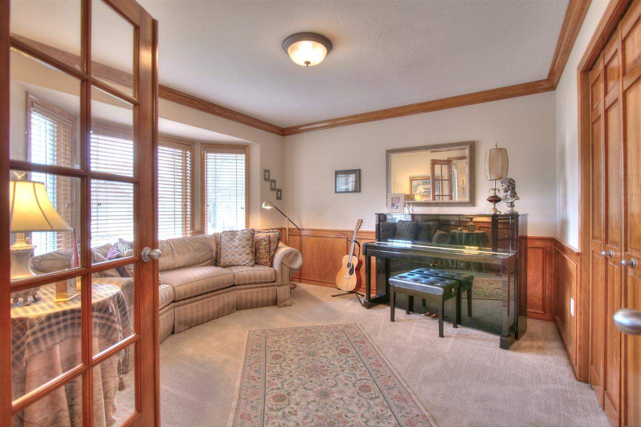 1016 E Hawk Ct - Photo 3