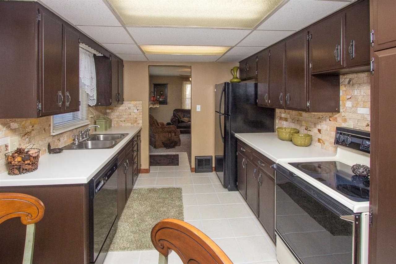 6011 N Elm St - Photo 3