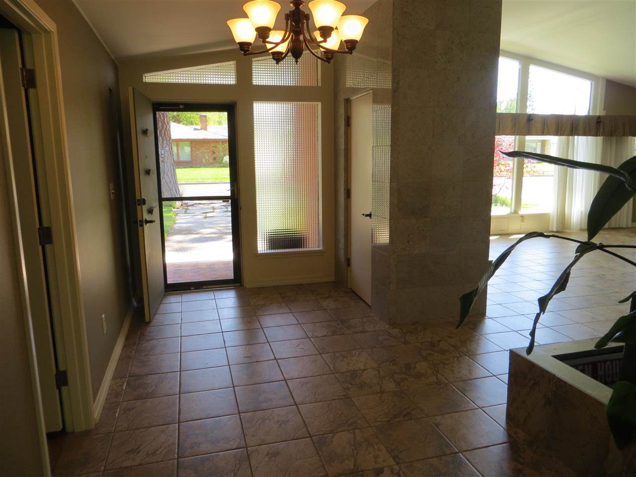 912 W 32nd - Photo 2
