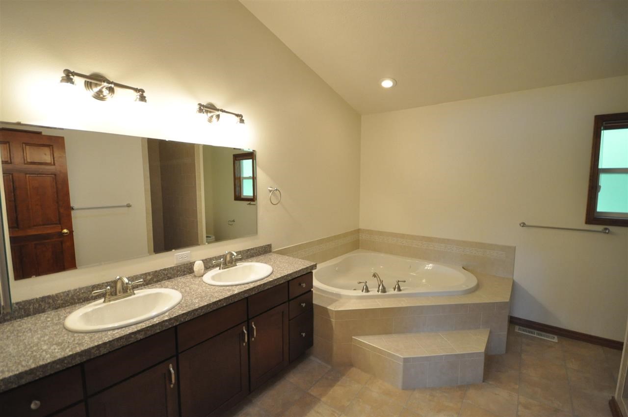 42320 N SYLVAN Rd - Photo 9