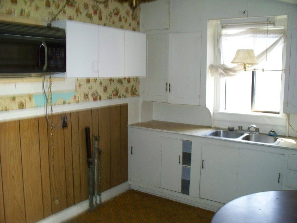 107 E 1st Ave - Photo 3