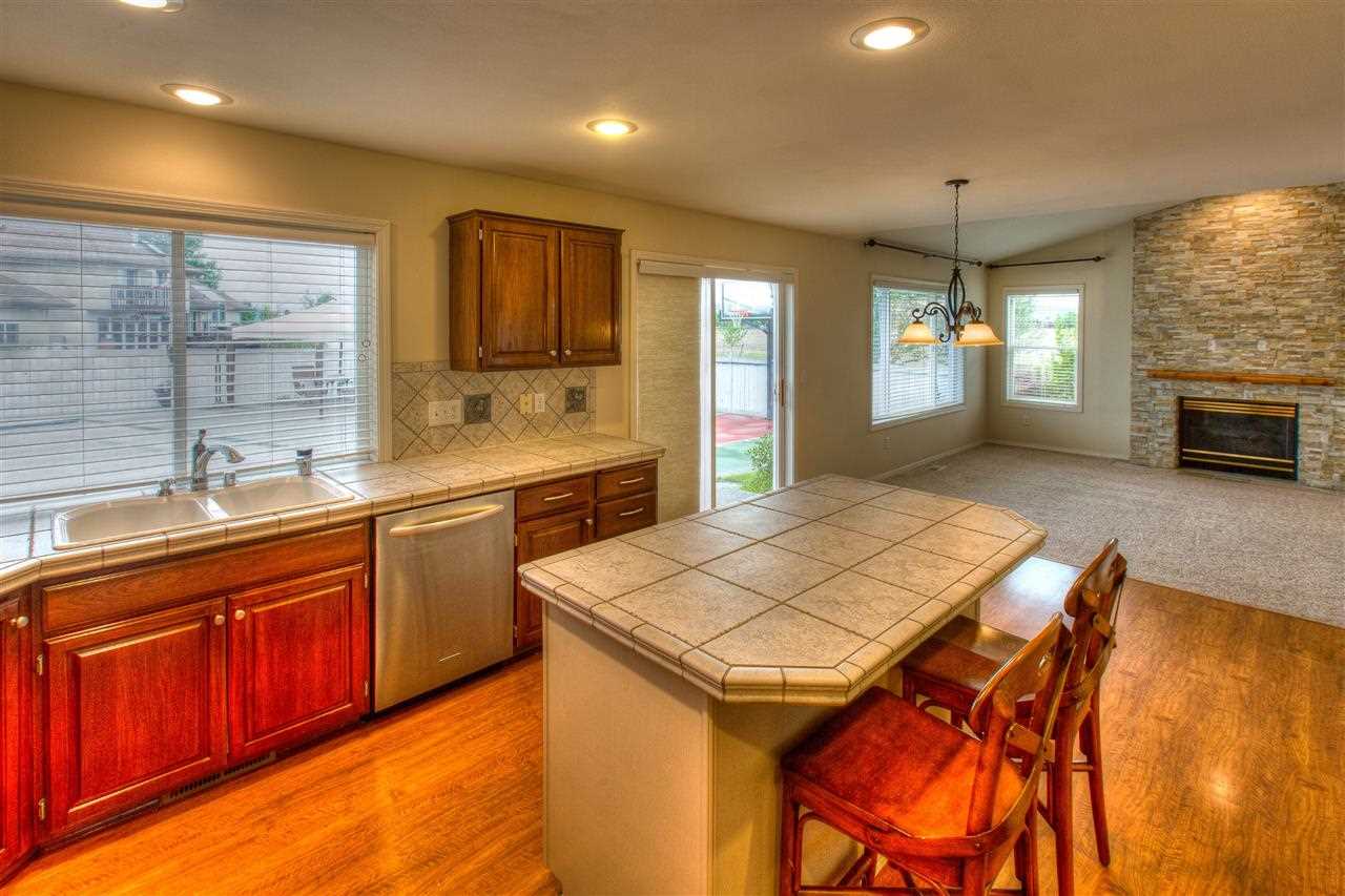 825 N Eagle St - Photo 4