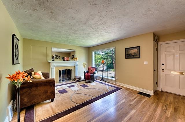 1435 W 17TH St - Photo 3