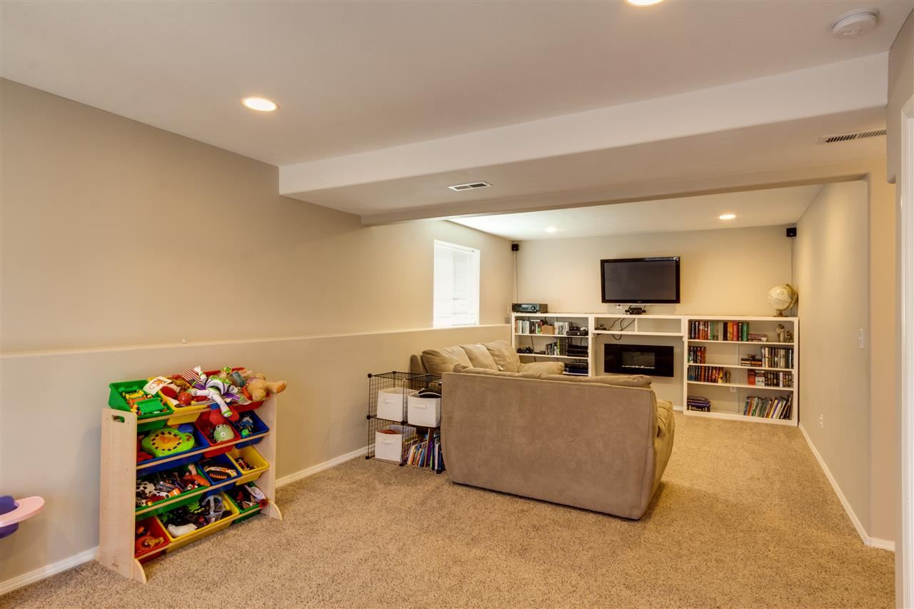 9004 N Oak St - Photo 11
