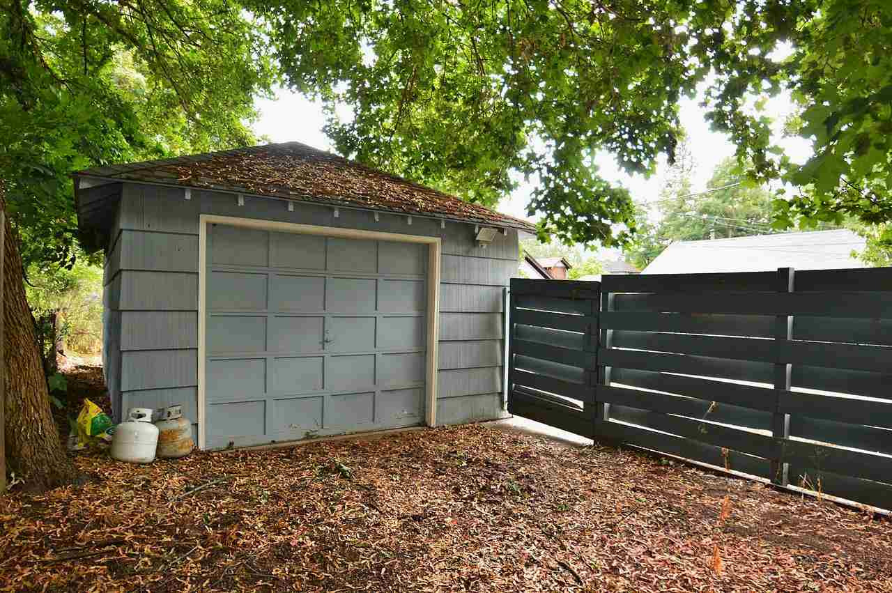 832 E 32ND - Photo 18