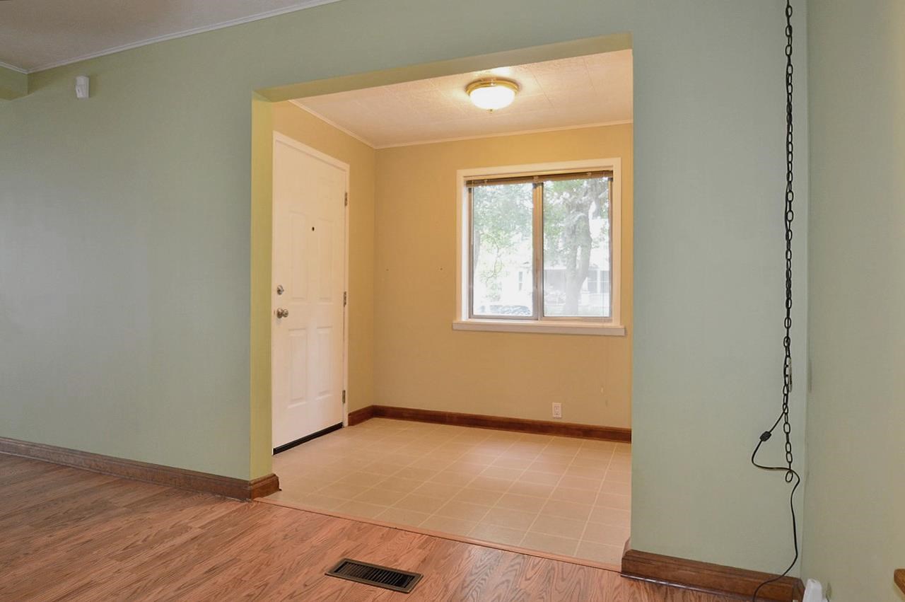 832 E 32ND - Photo 3