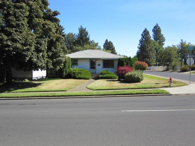 6104 N Maple St - Photo 1