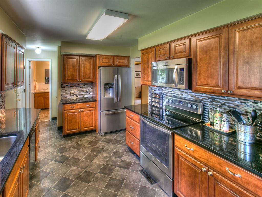 11807 E 15th Ave - Photo 2