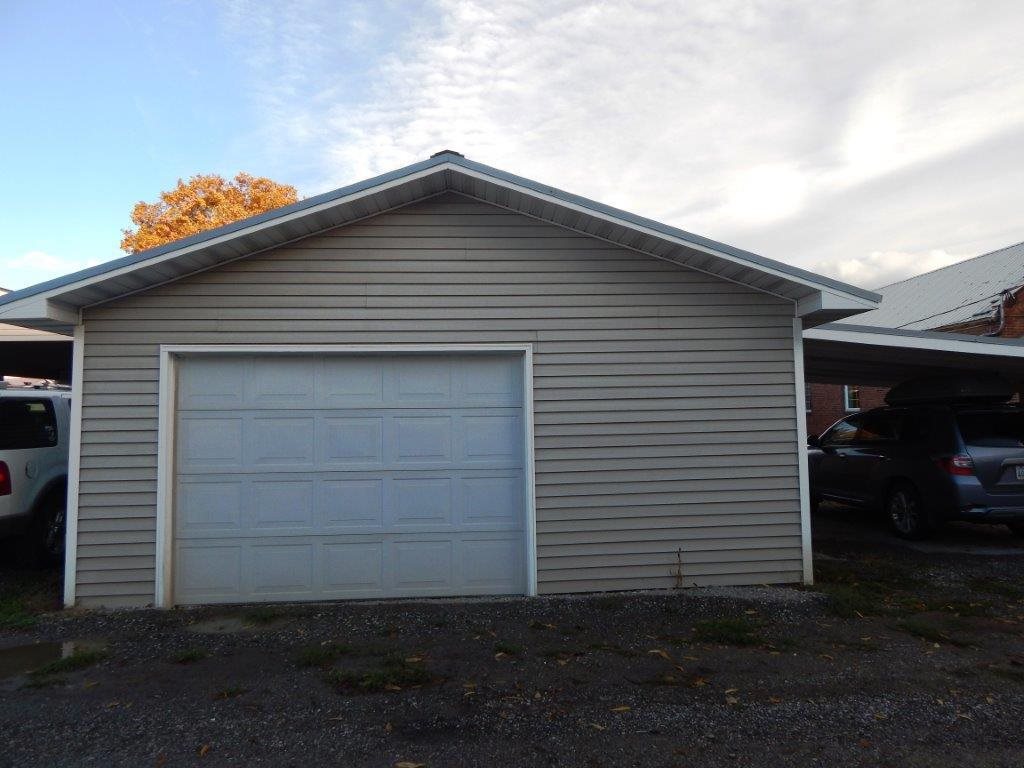 160 S Elm - Photo 3
