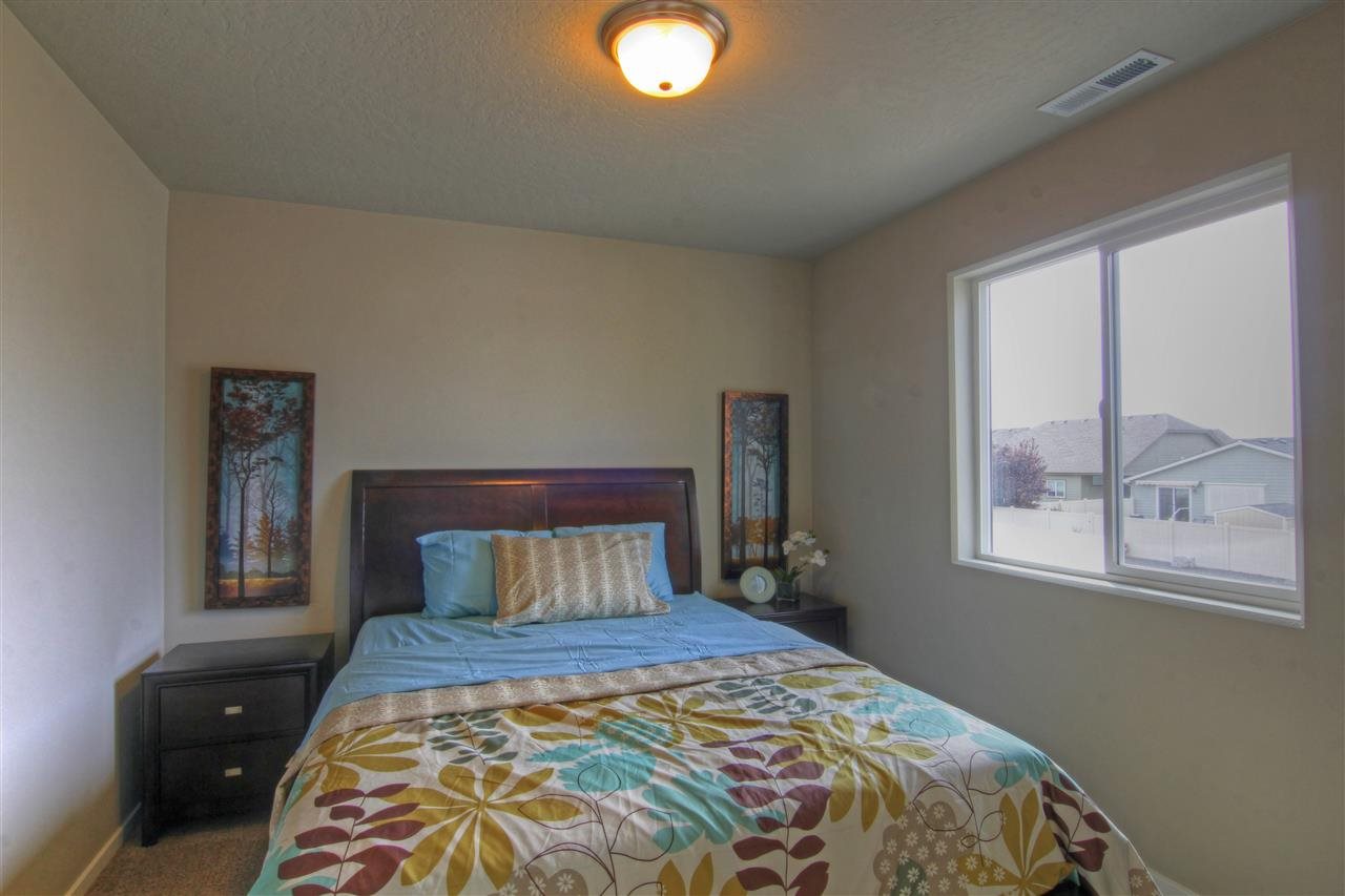 1939 N Holl Blvd - Photo 8