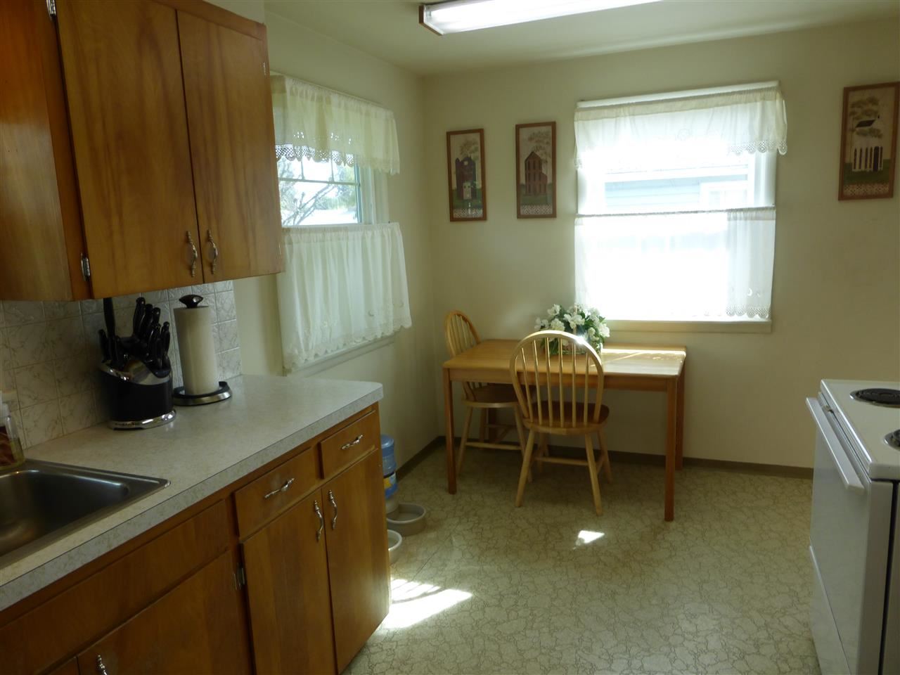 5615 N Oak St - Photo 3