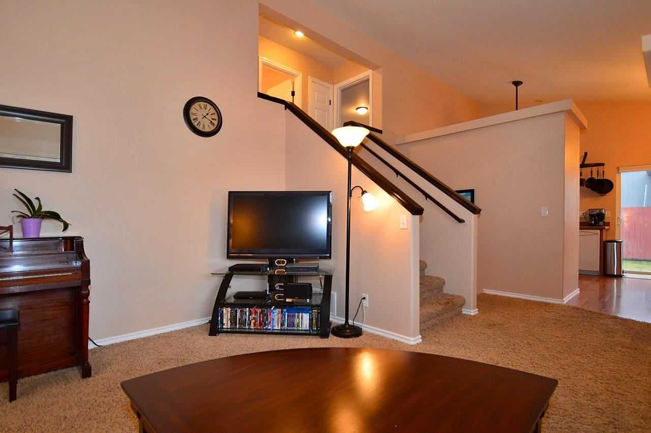 1930 N HODGES Ln - Photo 4