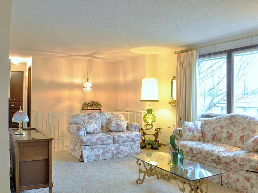 5734 N Greenwood Blvd - Photo 4