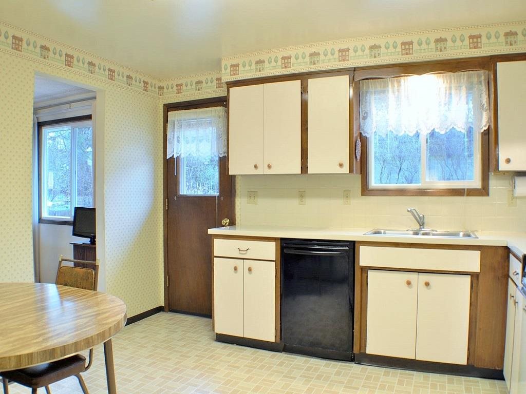5734 N Greenwood Blvd - Photo 8