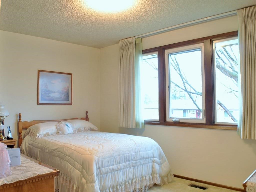 5734 N Greenwood Blvd - Photo 9