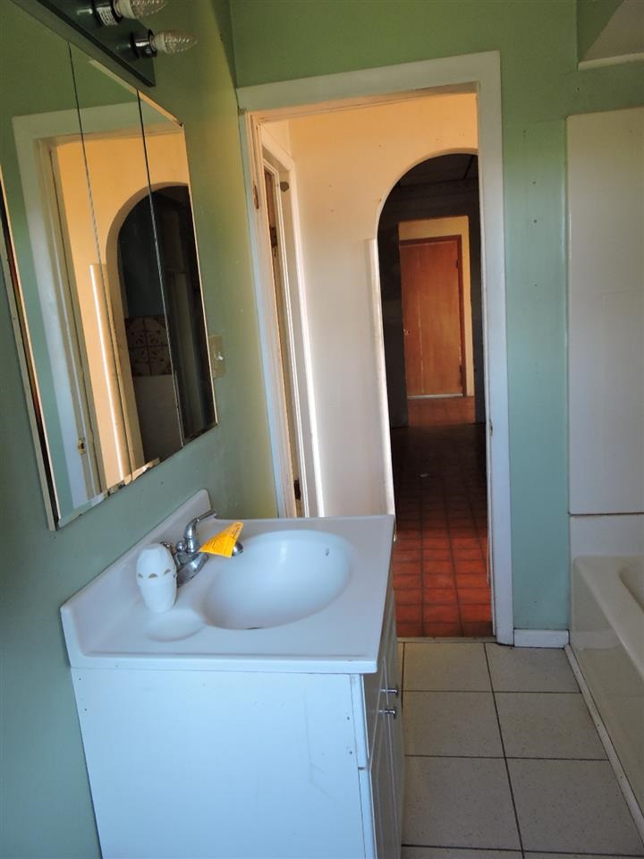 319 E 8th St - Photo 6