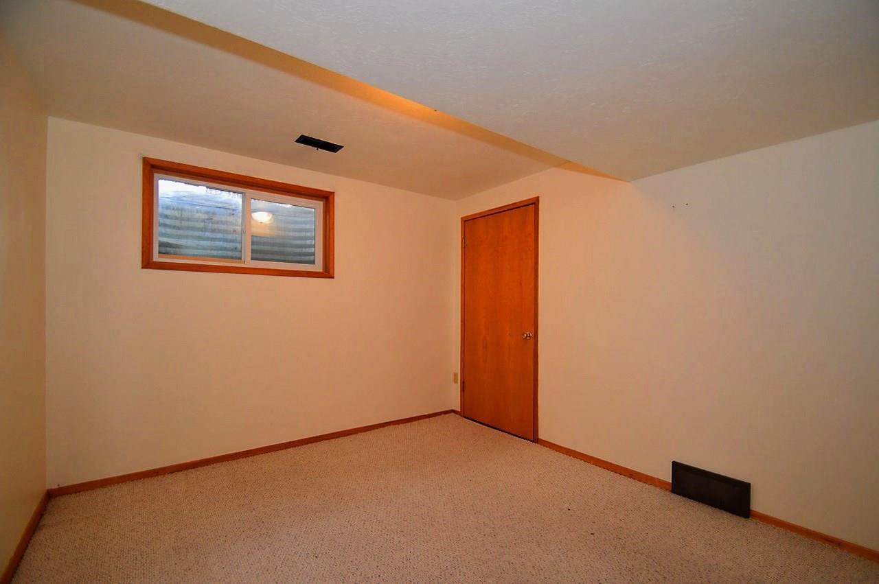 5594 N Greenwood Blvd - Photo 17